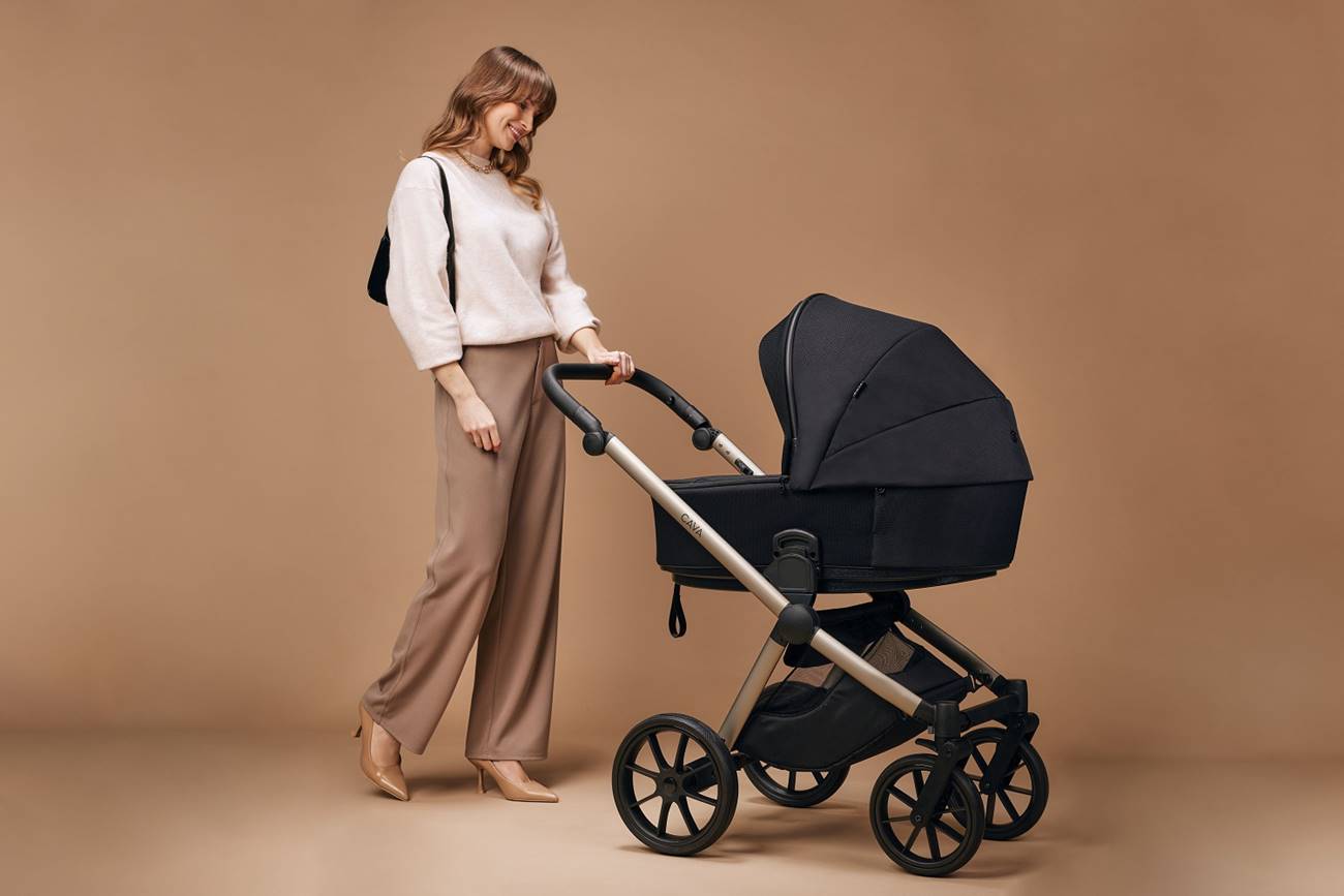 Czarny wózek dziecięcy – elegancki wygląd, mniej widoczne zabrudzenia i łatwe dopasowanie akcesoriów.